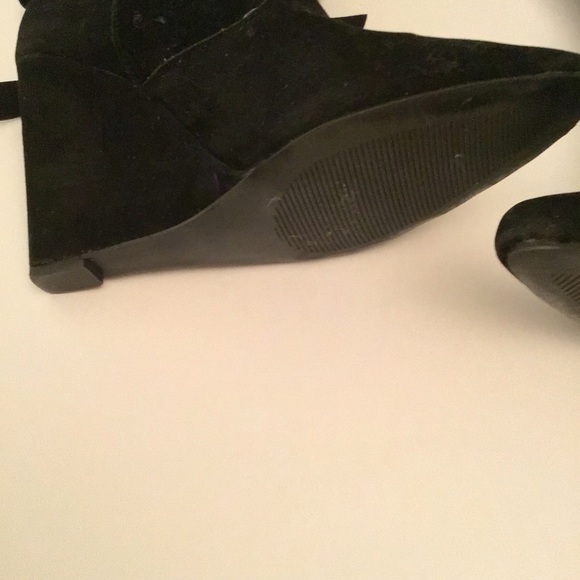 Vegan suede ankle boots, size 9,4 inch wedge heel. Has a tied bow tie in middle - Picture 4 of 10